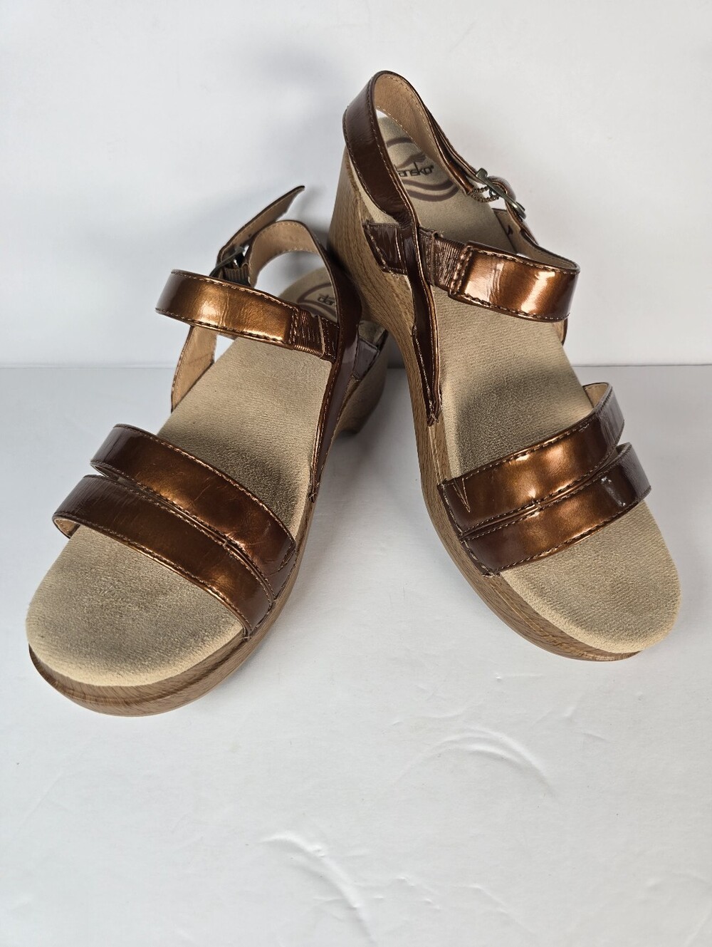 NWOT WomensDansko Bronze Metallic Strappy Wedge Sandals Size 39/8.5-9 Boho Luxe